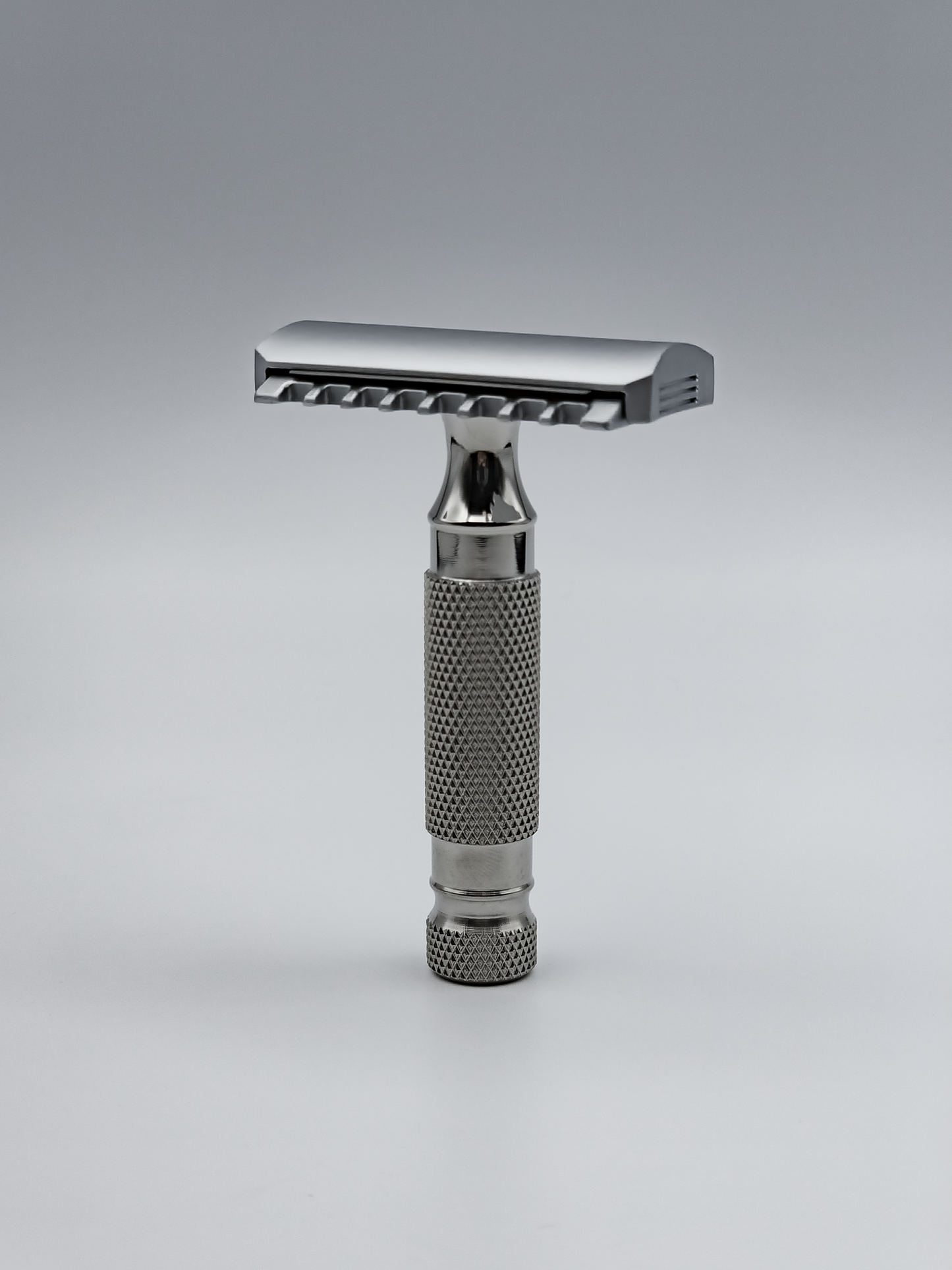 iKon OG1 Razor with an iKon Tuckaway Handle